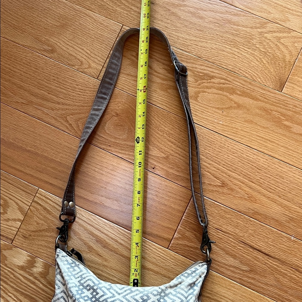 Myra Bag Tribal Pattern crossbody Bag - Cream and Brown with adjustable strap - Picture 7 of 11